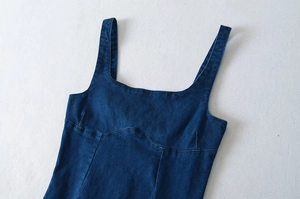 Detailansicht eines dunkelblauen Jeans-Bodycon-Kleides mit eckigem Ausschnitt