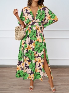 Detail des hohen Seitenschlitzes und des floralen Bohème-Prints am Sommer-Maxikleid