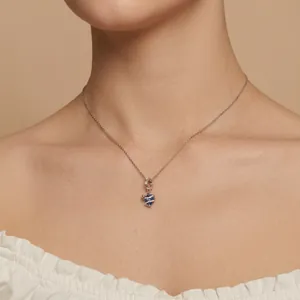 Collana a cuore in argento S925 con smalto blu e cristalli indossata da una modella