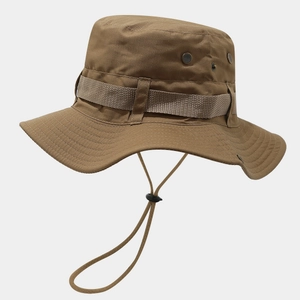 Détail d'un chapeau boonie ripstop avec sangle tactique MOLLE et évents respirants