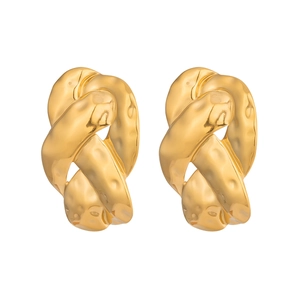 Boucles d'oreilles nœuds dorés tordus géométriques avec texture métallique artisanale sur blanc
