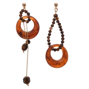 Boucles d'oreilles asymétriques dorées avec anneaux en résine et perles œil de tigre