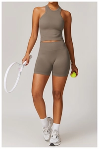 Détail du haut de sport taupe sans couture avec dos nageur et texture côtelée