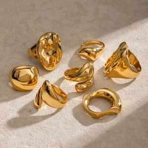 Vista macro di 7 anelli in acciaio inossidabile placcati oro 18K con design lava organico