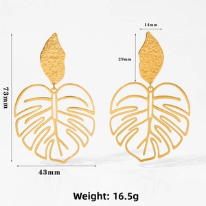 Détail des boucles d'oreilles feuilles de monstera dorées avec dimensions de 73mm