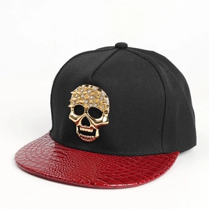 Détail de l'emblème crâne en métal et motif crocodile rouge sur le bord de la casquette