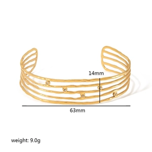 Dettaglio del bracciale traforato placcato oro 18K con larghezza 14mm e diametro 63mm