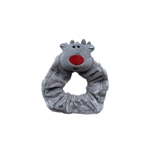 Gros plan sur un chouchou de Noël gris en peluche avec un renne de dessin animé