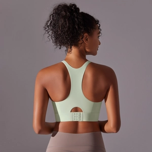 Détail du soutien-gorge de sport dos nageur sans couture avec agrafes en tissu vert clair