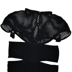 Détail du tissu en maille ajourée noire pour une combinaison moulante sexy sans manches