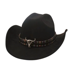 Klassischer schwarzer Cowboyhut mit ethnischem Band und metallischem Bullenschädel-Ornament