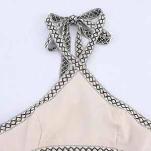Abito lungo beige con scollo all'americana e finiture geometriche in stile etnico