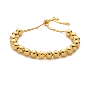 Detail eines verstellbaren Goldperlenarmbands mit hochglanzpolierter Oberfläche