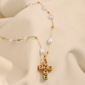 Élégant collier en acier plaqué or 18K avec croix en zircons colorés et perles