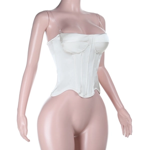 Vue latérale du corset en satin blanc avec baleines et bretelles réglables