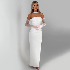 Détail de robe longue blanche bustier moulante avec gants en résille et tour de cou