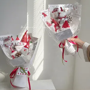 Bouquet de Noël avec poupées gnomes, pommes de pin et papier cadeau aux flocons de neige