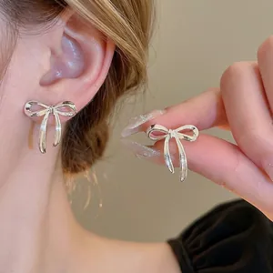 Silberne Schleifenohrringe mit Perlen, elegante Ohrstecker im französischen Stil