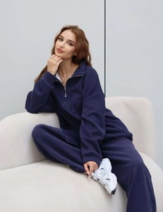 Vue détaillée de l'ensemble de survêtement bleu marine avec broderie Eara PARIS et demi-zip