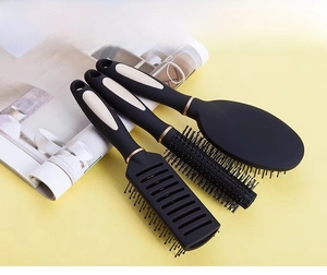 Set di tre spazzole per capelli nero opaco con dettagli oro rosa e setole massaggianti
