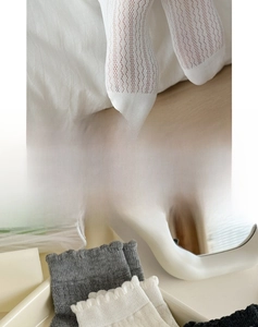 Détail de chaussettes en résille respirante avec revers larges et texture tricotée