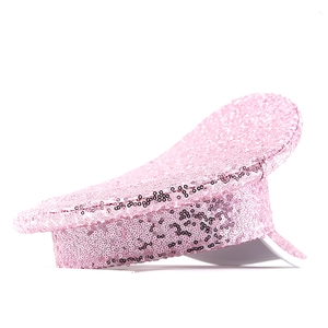 Detailaufnahme der funkelnden rosa Pailletten auf der Kapitänsmütze für Partys und Shows
