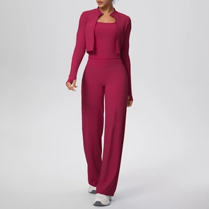 Détail de l'ensemble de fitness 3 pièces avec veste zippée et pantalon large fuchsia