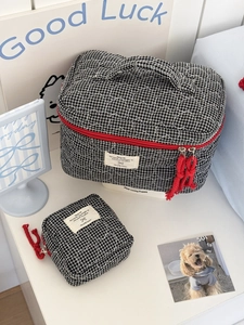 Set beauty case trapuntato a quadretti con cerniera rossa e nappa decorativa