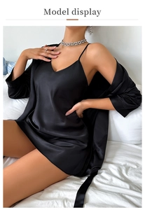 Détail d'un élégant ensemble de pyjama en satin noir avec caraco et peignoir assorti