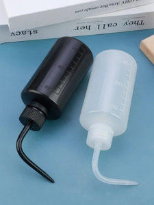 Vue détaillée de flacons de lavage de 250 ml noirs et blancs avec becs recourbés