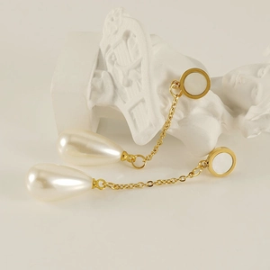 Boucles d'oreilles vintage en perles longues avec chaîne dorée sur fond minimaliste