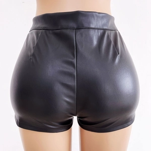 Detail der schwarzen High-Waist-PU-Ledershorts zeigt die enge Passform und Rückentextur