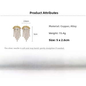 Gros plan sur boucles d'oreilles lune dorées avec strass brillants et tiges en argent