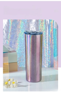 Détail d'un gobelet 20oz en inox avec finition pailletée arc-en-ciel violet et couvercle