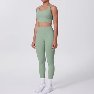 Détail du legging de yoga taille haute et du soutien-gorge de sport en vert sauge