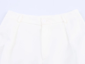 Détail de la taille du pantalon blanc avec coutures nettes bordure en dentelle et bouton