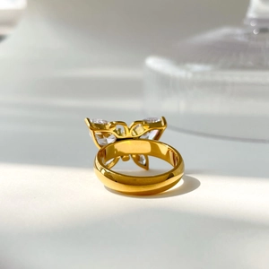 Gros plan détaillé d'une bague papillon dorée ornée de zircons étincelants