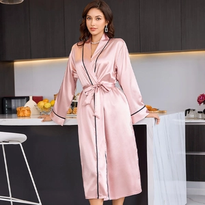 Rosa Satin-Bademantel mit langen Ärmeln, schwarzer Paspelierung und Gürtel für Damen