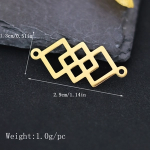 Vue macro du pendentif géométrique doré avec dimensions de 2,9 cm et poids de 1,0 g
