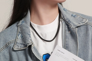 Gros plan d'un collier chaîne serpent ronde en acier inoxydable noir porté par un mannequin