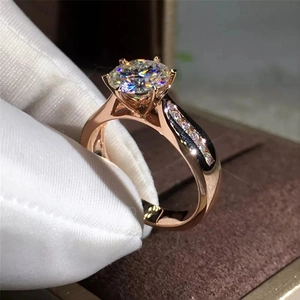 Macro-opname van de roségouden ring met zes klauwen, briljante zirkoon en zijkantzetting