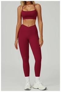 Détail de l'ensemble de yoga bordeaux avec legging à poche taille haute et design croisé