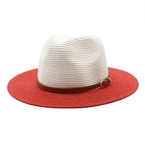 Détail du chapeau Panama bicolore avec couronne blanche, bord rouge et ruban en cuir