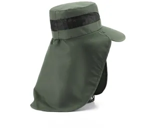 Detail eines armeegegrünen Sonnenhuts mit atmungsaktivem Mesh und langem Nackenschutz