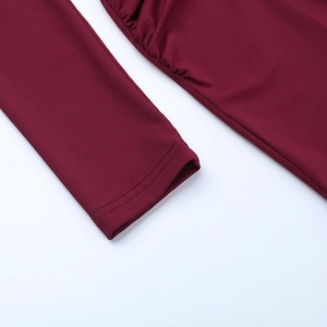Detailansicht der weinroten Ärmelbündchen-Naht an einem Abendkleid mit V-Ausschnitt