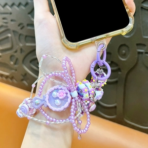 Main tenant une lanière de téléphone perlée violette avec un petit miroir et des perles