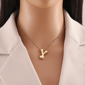 Dettaglio collana con pendente iniziale Y placcato oro 18K e catena a sfere fine
