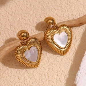 Boucles d'oreilles cœur en acier plaqué or 18K avec incrustation de nacre rayonnante