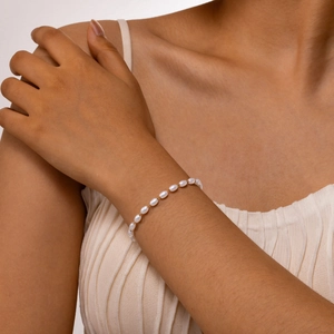 Elegantes 18K vergoldetes Edelstahl-Perlenarmband mit weißen ovalen Reisperlen
