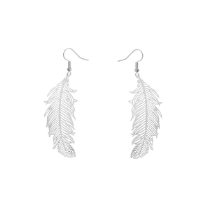 Détail macro de boucles d'oreilles plumes en argent avec motif ajouré et crochets